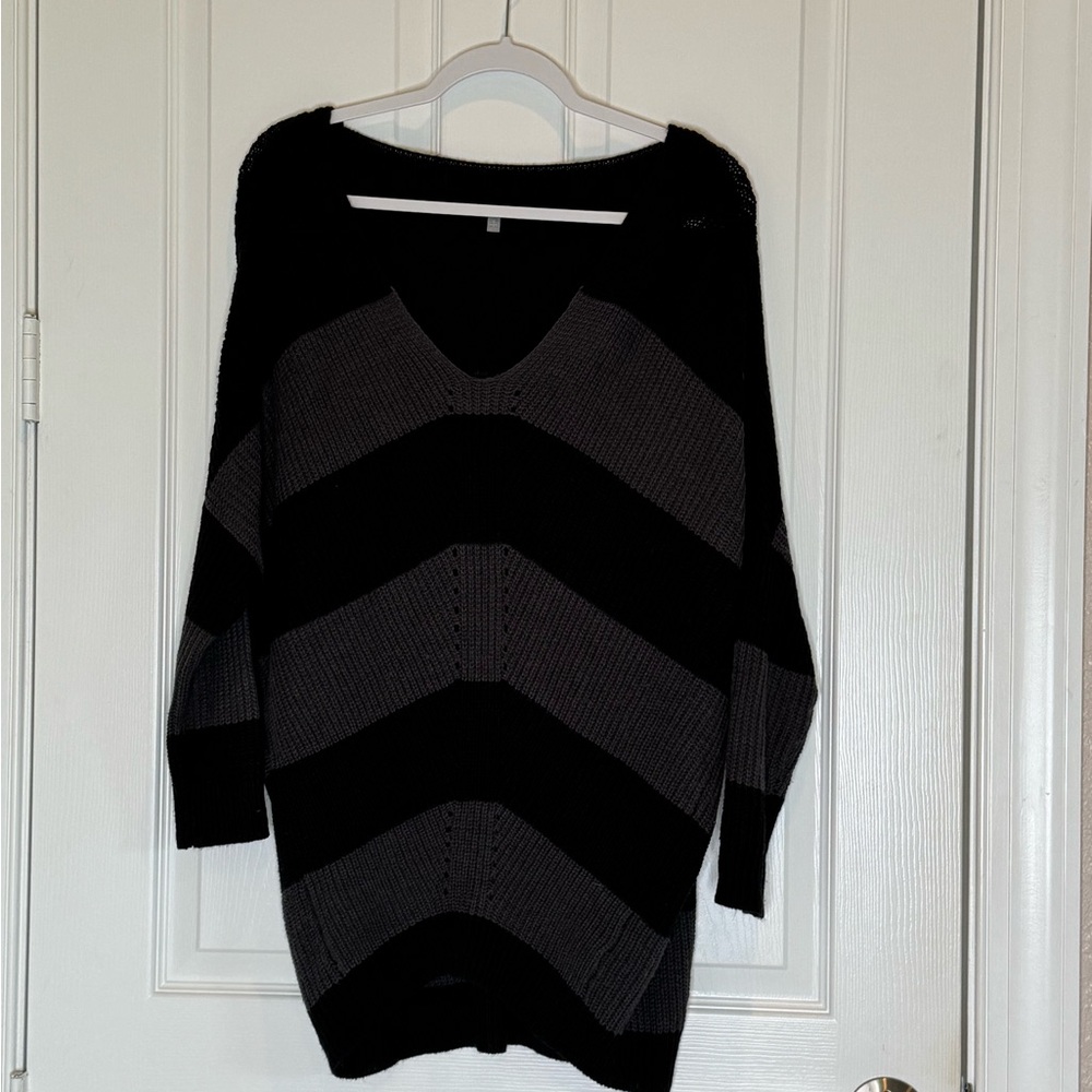 Charlotte Russe Black and Gray Chevron V-Neck Sweater